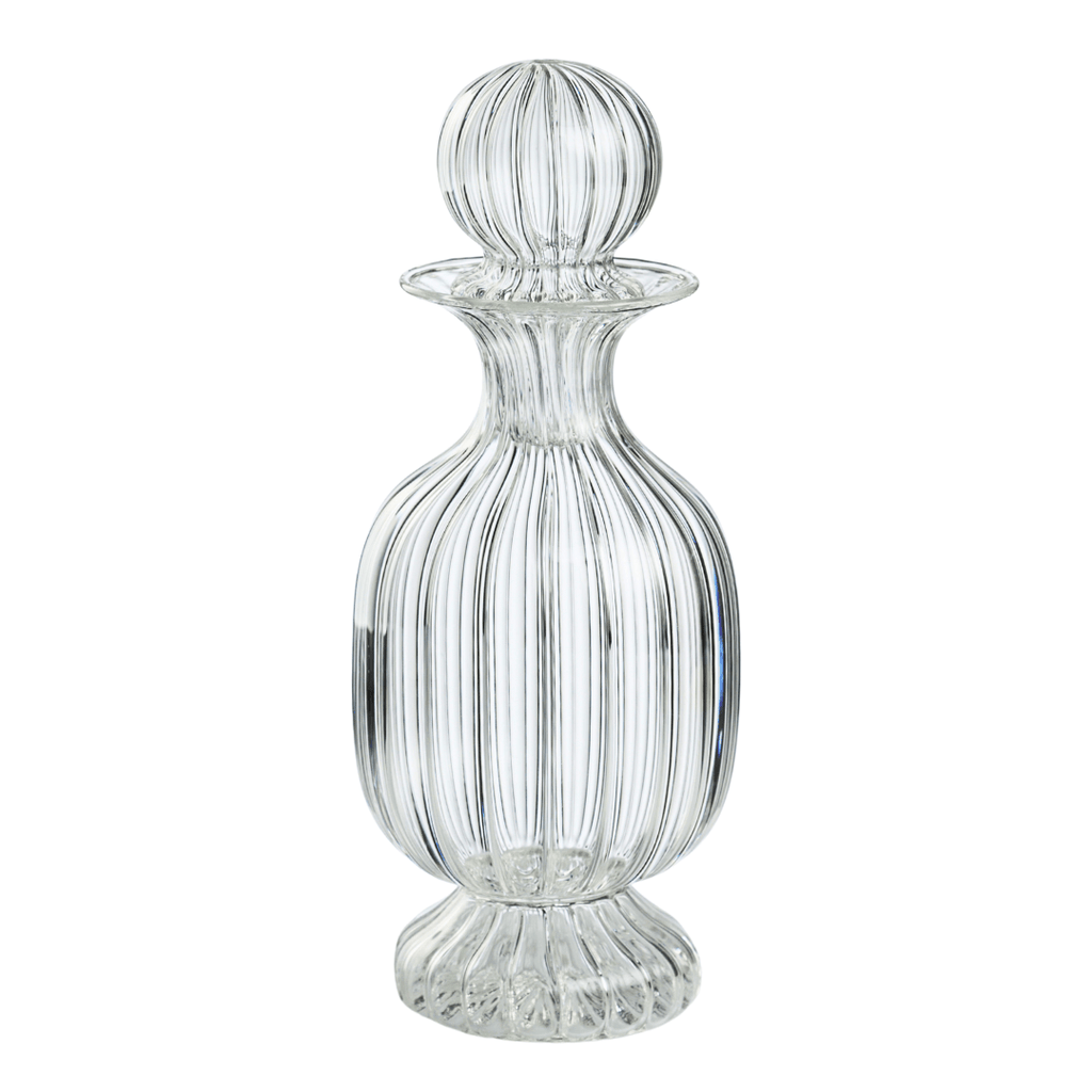 Optional title display William Carafe – hand-blown borosilicate glass carafe with lined relief and sculptural stopper, 260 × 110 mm, designed by Gabriela Seres.