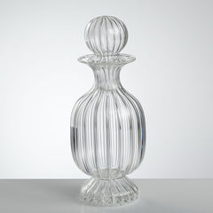 William Carafe – hand-blown borosilicate glass carafe with lined relief and sculptural stopper, 260 × 110 mm, designed by Gabriela Seres.
