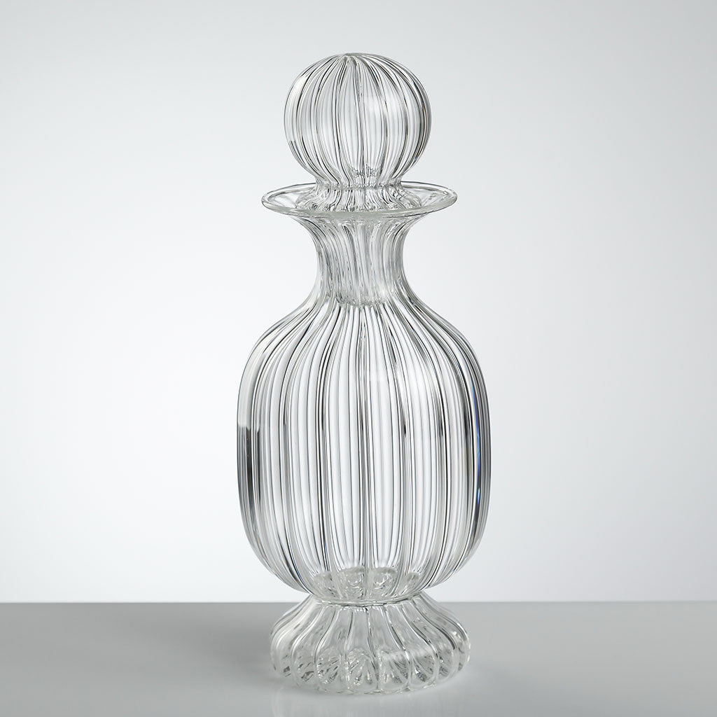 William Carafe – hand-blown borosilicate glass carafe with lined relief and sculptural stopper, 260 × 110 mm, designed by Gabriela Seres.