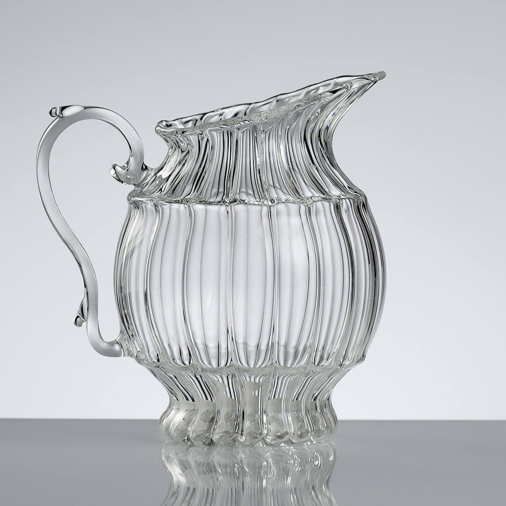 William Creamer – hand-blown borosilicate glass with lined pattern, 115 × 90 × 125 mm, 350 ml, designed by Gabriela Seres.
